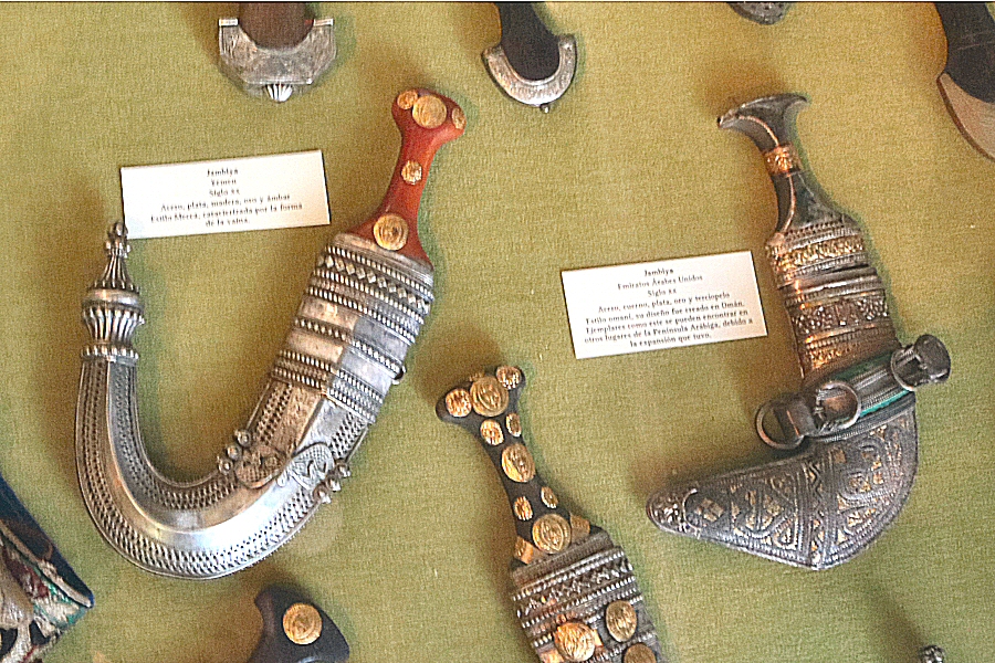 the jambias with silver scabbards and handgrips ornamented with gold