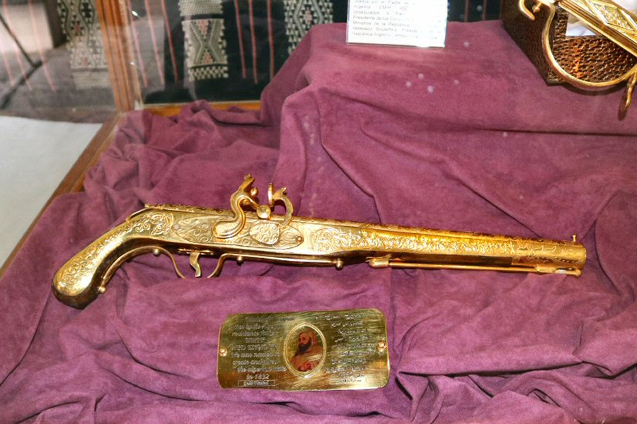 the replica of the old flintlock pistol from the 19th century that belonged to Emir Abdelkader