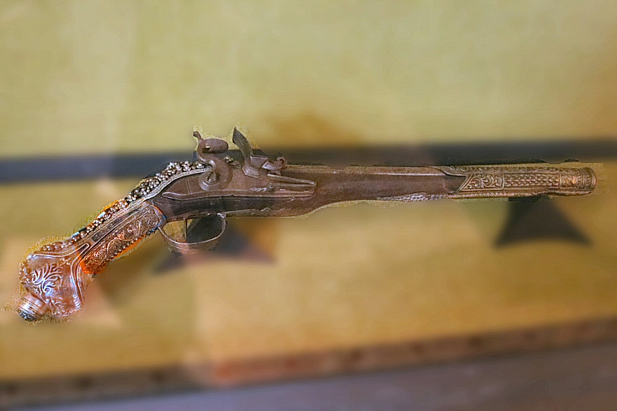 The flintlock pistol with silver engraving, made in Turkey in the 20th century, was used by the Major General Máximo Gómez.