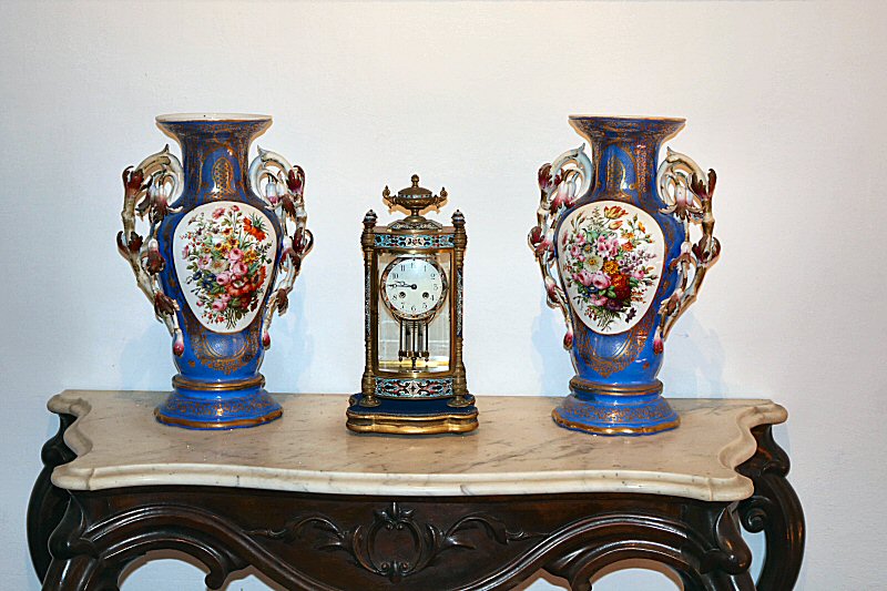 the decorative porcelain vases