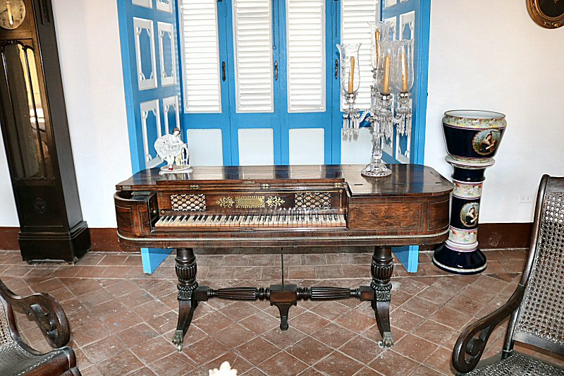 the English piano of Sheraton style