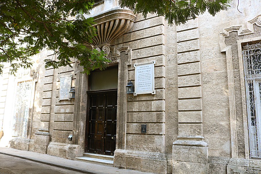 the entrance of the Academia de Sciencias de Cuba (Academy of Sciences of Cuba) and the Museo Histórico de Las Ciencias Medicas Carlos J. Finlay