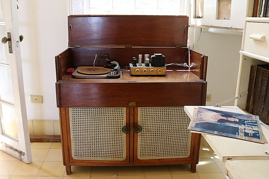 the turntable with vacuum tubes 