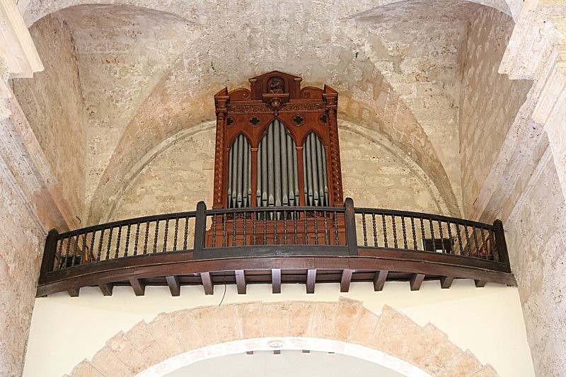 one of the few organs that are preserved entirely with its original pipes in Cuba