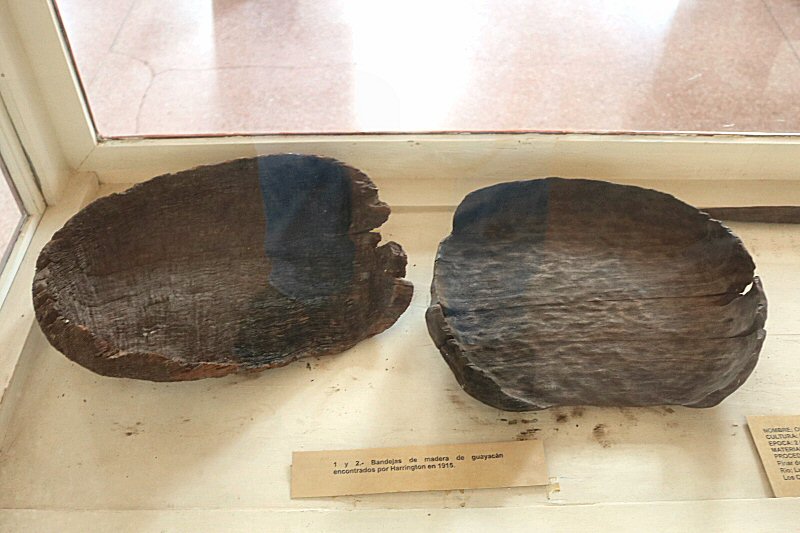 the plates, made of guayacán wood