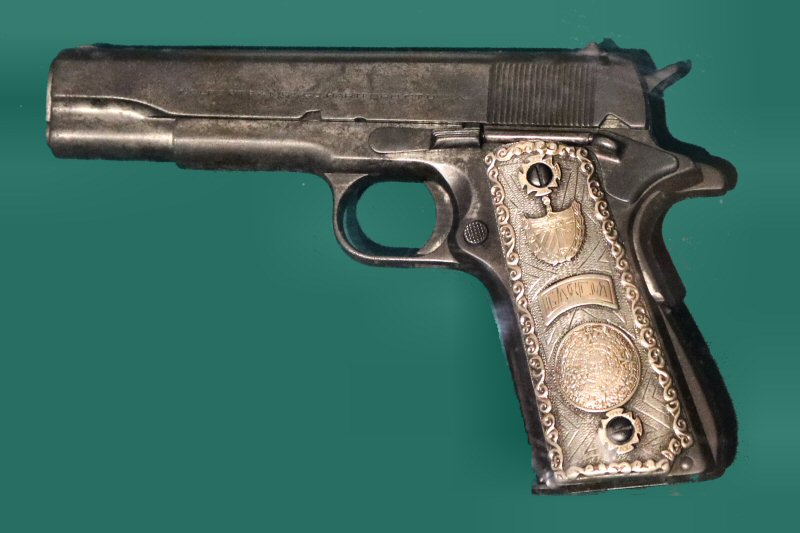 1911 model Colt that was the donation of the Colonel Armando Galarza, has a nice embroidered grip with the shield of Cuba