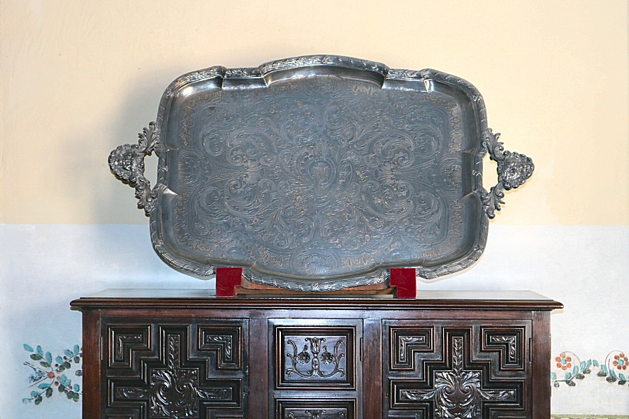 The silver tray that belonged to the third Count of Fernandina José María de Herrera y Garro.