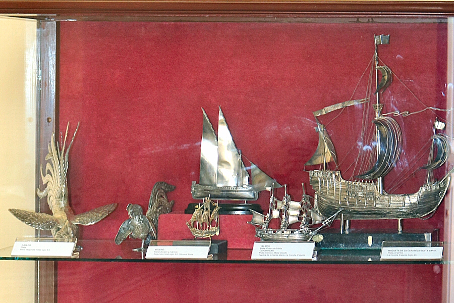 The silver models of two roosters, made in Peru in the 20th century.
The silver model of a sailboat made in Italy in the 20th century.
The silver model of a Mexican caravel.
The silver model of a sailboat made in Malta.
The silver model of the caravel Santa María. Made in Spain in the 20th century.
