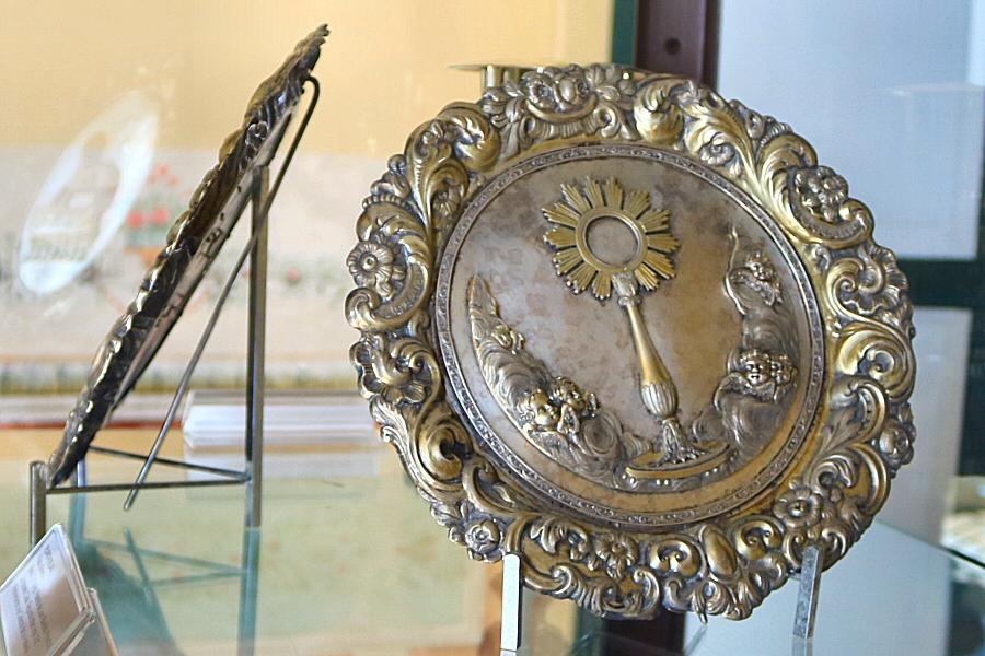 One of the two silver planchets made by Juan Bautista Prentice (Workshop El Espejo) in Havana in the second half of the 19th century. They belonged to the Cathedral of Havana.