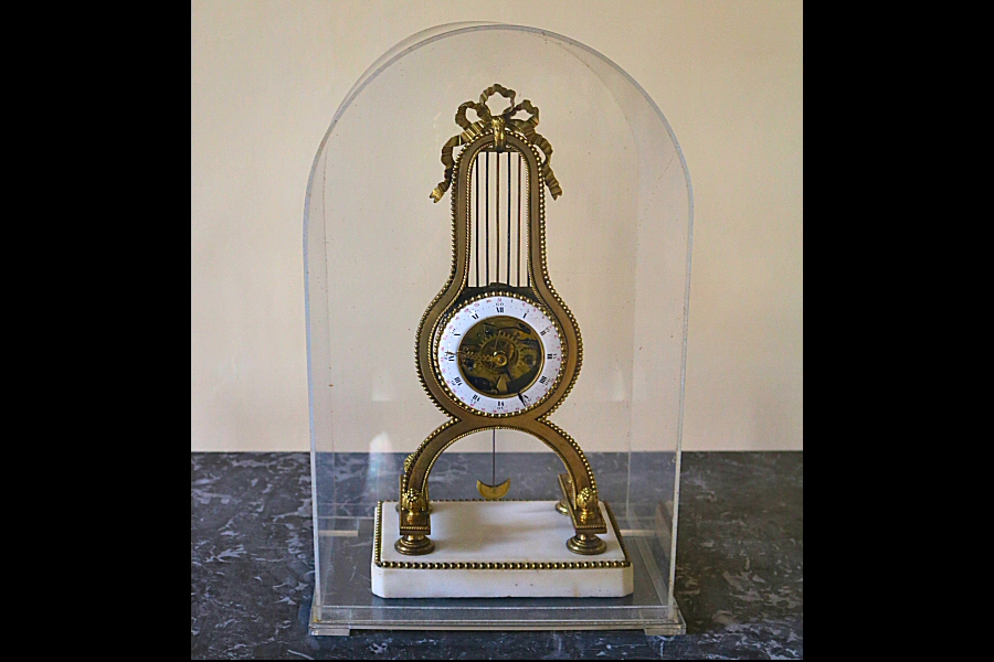 the transparent lyre clock