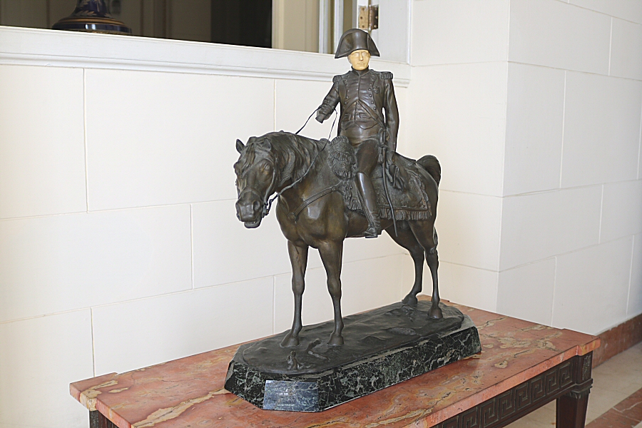 The bronze-cast sculpture of Napoléon, representing the emperor on horseback, is the work of Rafael Nannini.