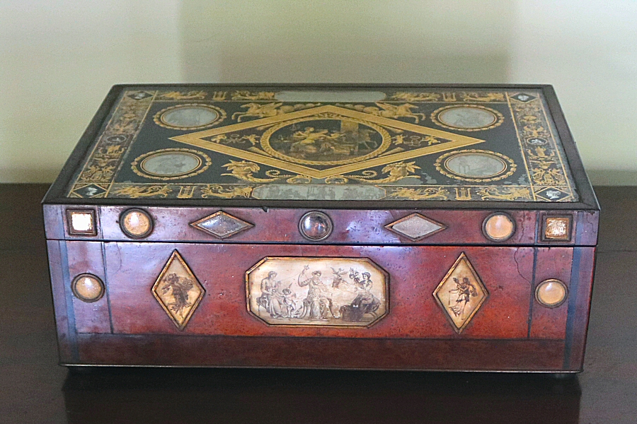 the wooden painting box with engravings of Empress Marie Louise