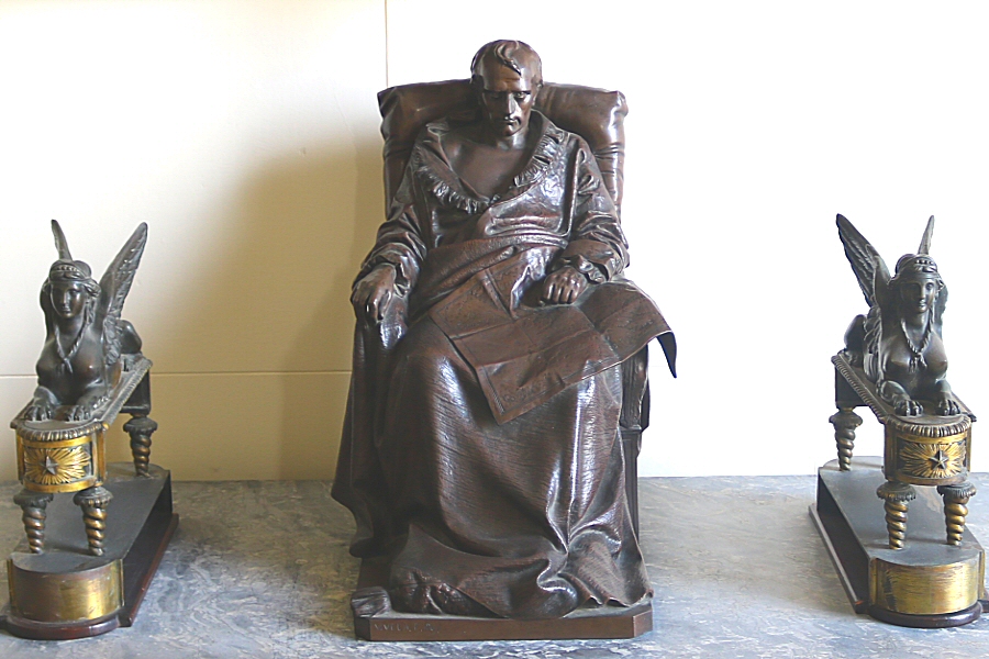 the bronze sculpture of Napoléon, representing him during his imprisonment on St. Helena island