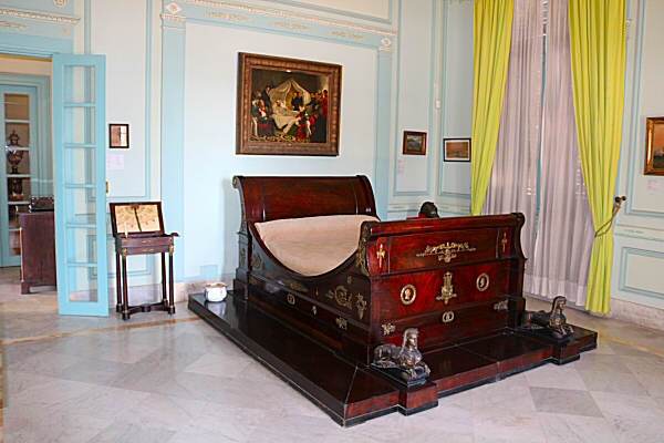 the gondola-type bed with bronze ornaments