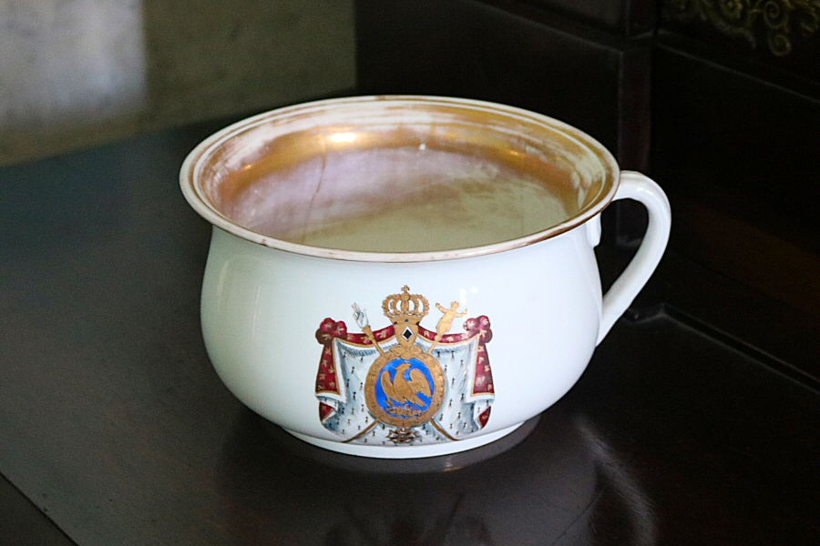 the porcelain chamber pot that has the coat of arms of the First Empire