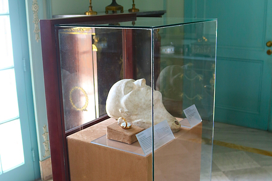 the golden pocket watch of Napoléon and his plaster mold of his face in the same showcase