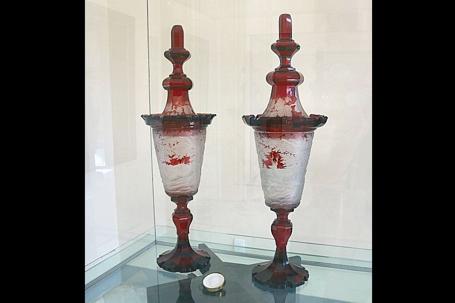 candy bowl made of Bohemia crystal (gift of Alejandro de Humboldt to Pedro Pablo O'Reilly, the II. Count of O'Reilly) and the medallion of Alejandro de Humboldt