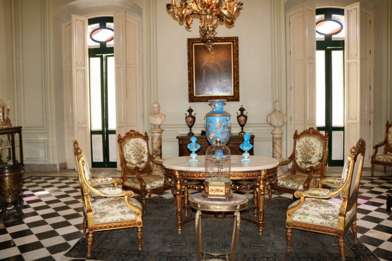 The hall, named the Salón Verde (also known as the Salón Dorado (Golden Hall)), was used by the governor to receive his guests. The visitor will see the wooden sitting room furniture, consisting of four baroque style armchairs, on a chequered marble floor. The blue porcelain vase on the round marble coffee table is another nice detail.