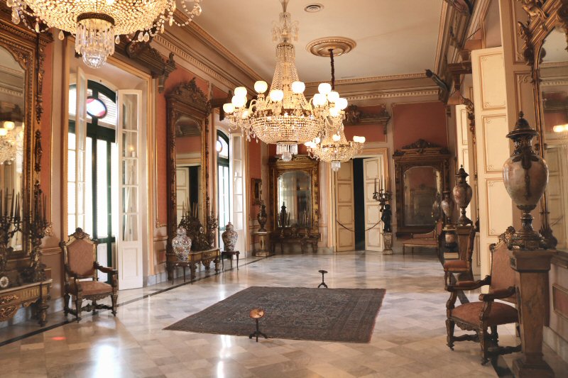 Illustrious people that visited Cuba in the 19th century, were received by the governor in this the Salón de los Espejos. It was a space where the Havana society paid homage to the governor. It was also a place where some important events took place, such as the transfer of powers from the Spanish administration to the US in 1899 (the end of the Spanish rule), the announcement of the neo-colonial Republic in 1902 and the funereal ceremonies of Máximo Gómez and Salvador Cisneros Betancourt.