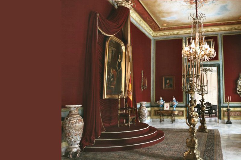 The Salón del Trono was prepared for the visit of the King of Spain, but such an event never happened, neither during the colonial time nor later.