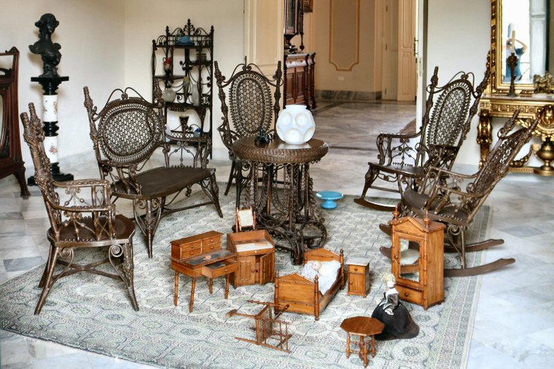 The Art Nouveau furniture from the late 19th century, stands out in the Sala del Mimbre. The miniature furniture, used as toys, bring a smile to the visitor’s lips.