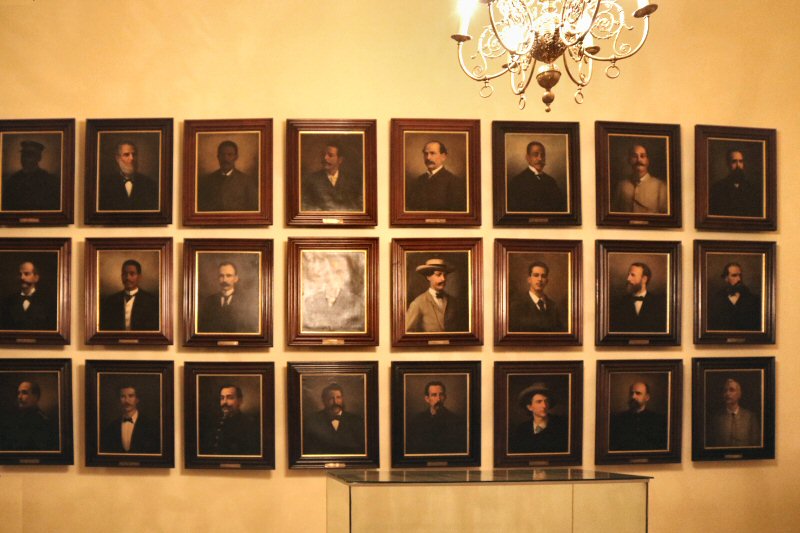 The oil painting portraits of the most known heroes of the struggle for independence, such as Carlos Manuel de Céspedes, Calixto García Íñiguez, Ignacio Agramonte y Loynaz, Antonio Maceo Grajales, José Julián Martí Pérez, Máximo Gómez Báez etc. are brought together and hung side by side at the wall 