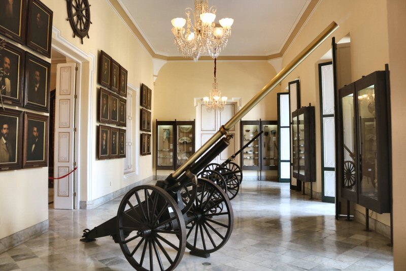 TIn the room Cuba Heroica the walls are covered with the oil portraits of the Cuban heroes, but the most striking pieces, exhibited in this room, are the different size and different caliber artillery models.