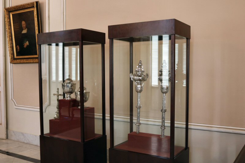 The maces, made of silver, are the most ancient works of the silversmiths in the city, shining in the showcases.